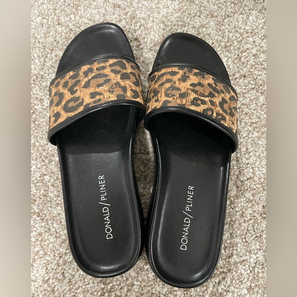 Donald Pliner leopard slides, size 6